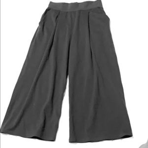 Medium weight crop pant.